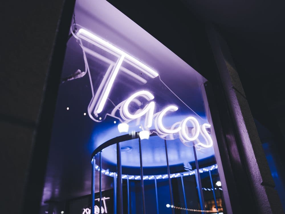 Letreiro iluminado em fachada de loja